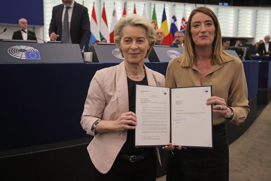 Von der Leyen (l.) und Roberta Metsola (45), Präsidentin des Europäischen Parlaments, präsentieren auf der Sitzung des EU-Parlaments die Bestätigung des Parlaments für die Kommission.