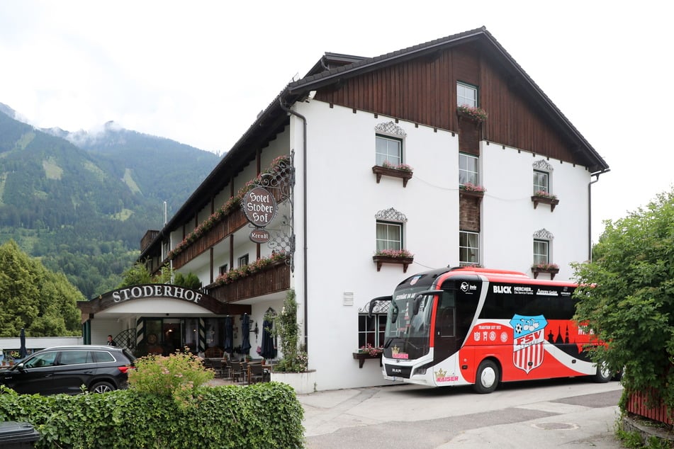 Der FSV-Bus parkt vor dem Hotel "Stoderhof" in den österreichischen Alpen.