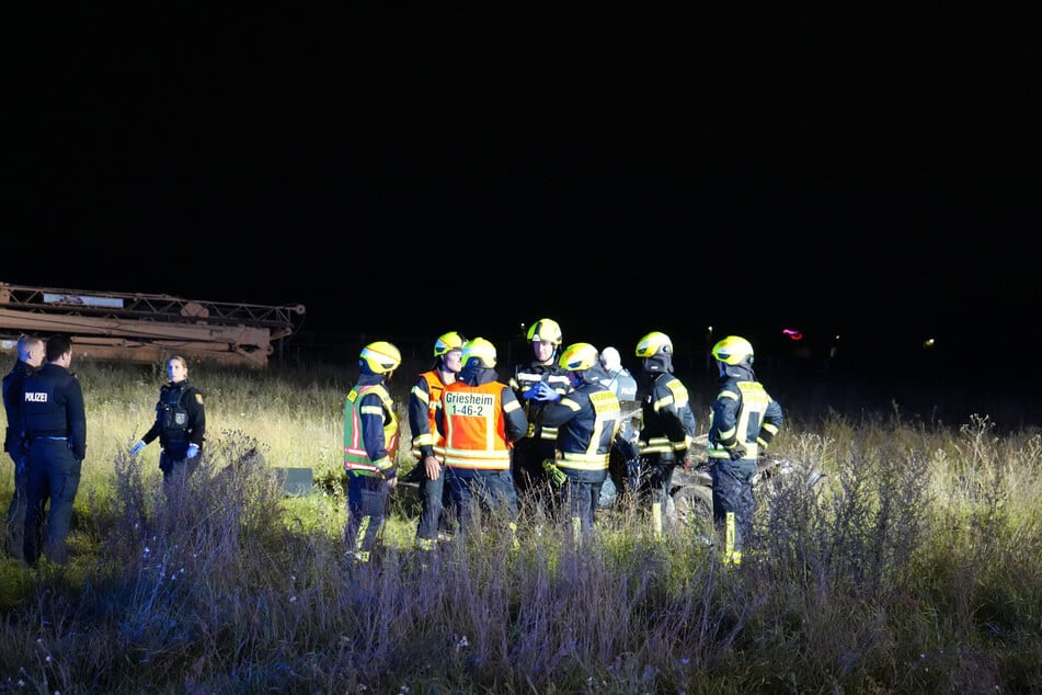 Kräfte der Freiwilligen Feuerwehr mussten die Beifahrerin aus dem Wrack herausschneiden.