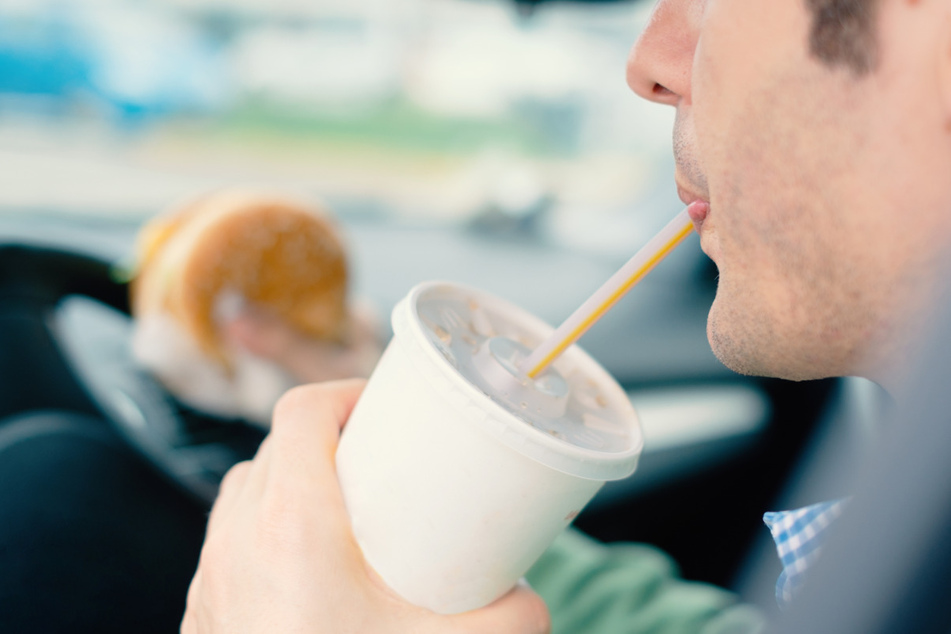 Erst zur Cola gegriffen, danach kam der Entzug: Seinen Führerschein ist der Autofahrer für zwölf Monate los.