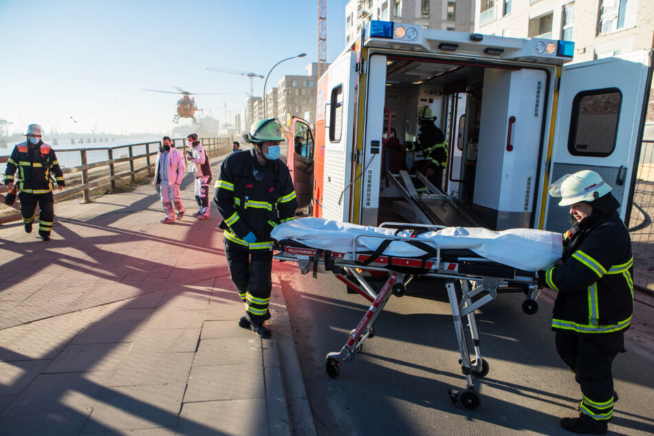 Einsatzkräfte brachten die Frau ins Krankenhaus.