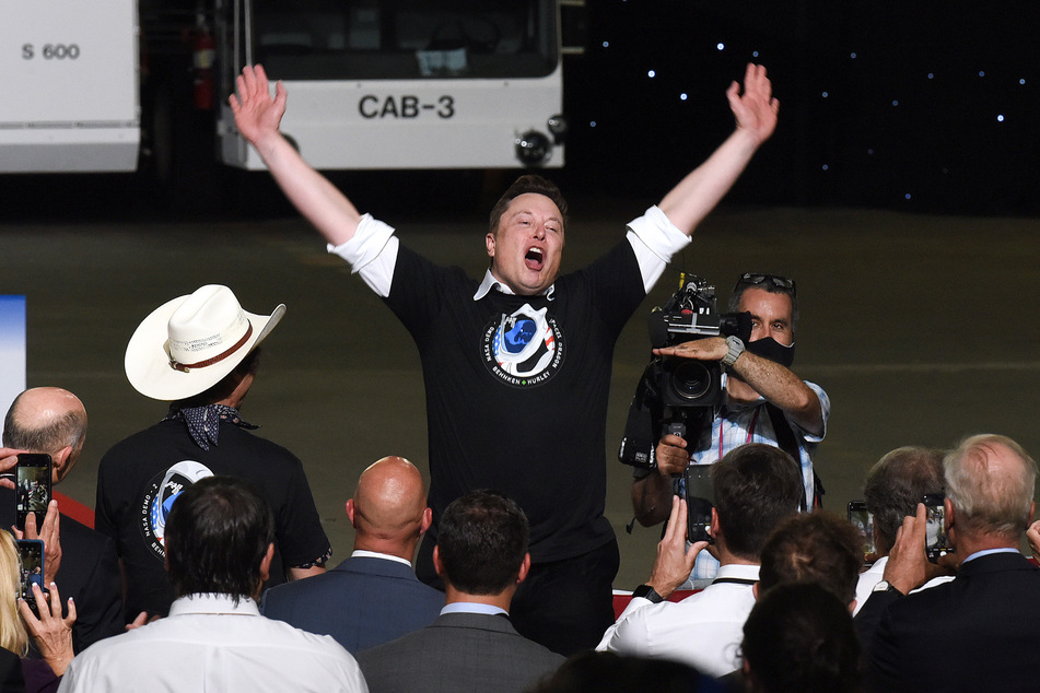 Stets im Fokus: Elon Musk freut sich über den erfolgreichen Raketenstart seines Unternehmens. (Archivbild)