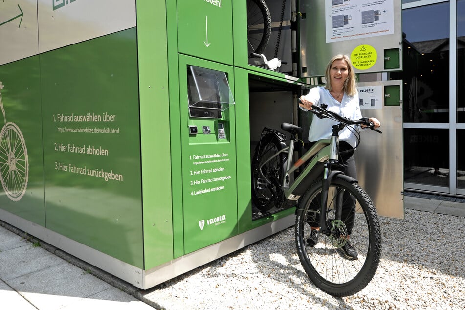 Jette Rüdiger (44), Marketing-Managerin des Hotels c/o56, freut sich über die neuen Fahrrad-Verleihboxen.