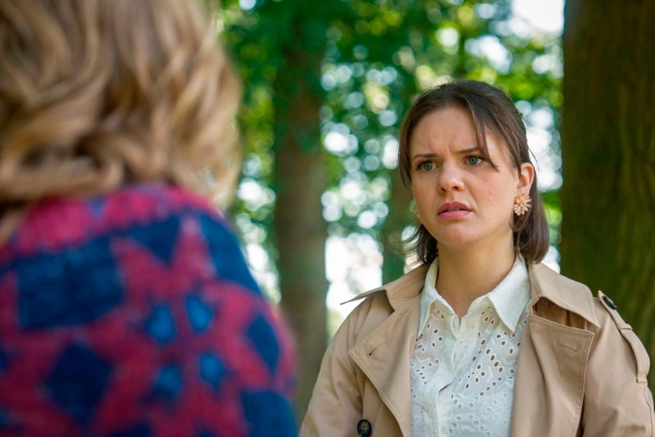 Lou (Eva-Maria Grein von Friedl, 45, l.) sucht das Gespräch mit Jess.