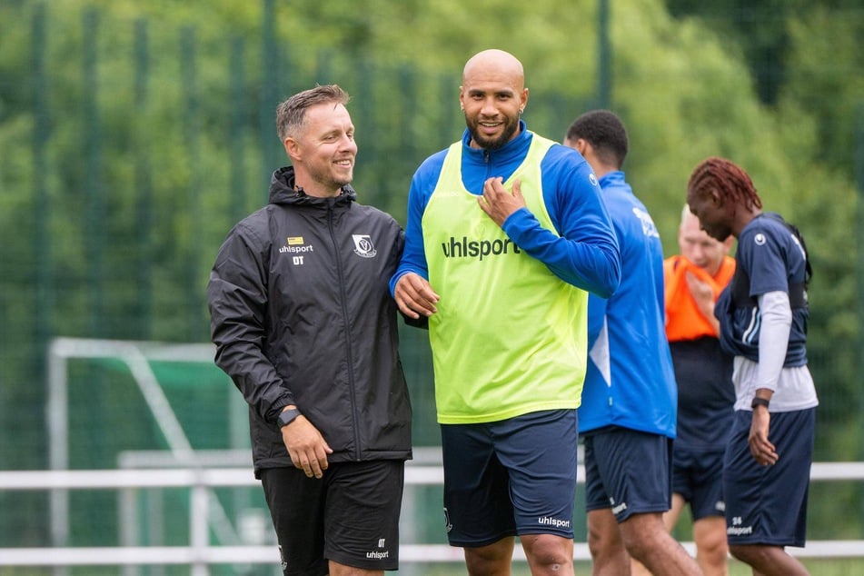 VSG-Trainer Dan Twardzik (35, l.) begrüßt seinen prominenten Neuzugang John Brooks (33) im Training.