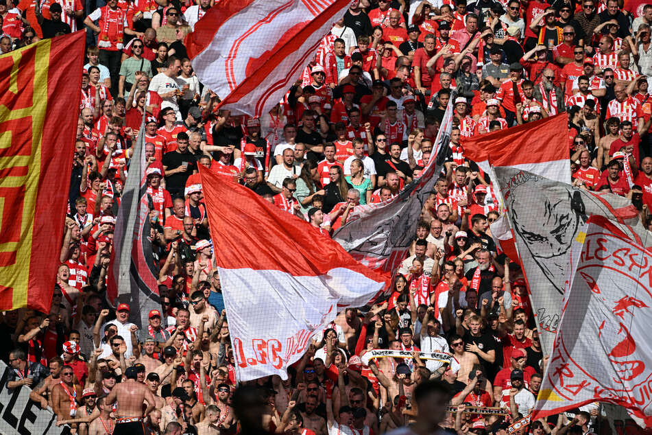 Der 1. FC Köln wurde vom Sportgericht des Westdeutschen Fußballverbandes wegen Fehlverhaltens seiner Anhänger zu einer Geldstrafe von 7500 Euro verurteilt. (Symbolbild)