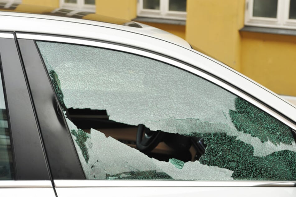 Die Diebe schlugen bei drei Fahrzeugen die Seitenscheibe ein. (Symbolfoto)