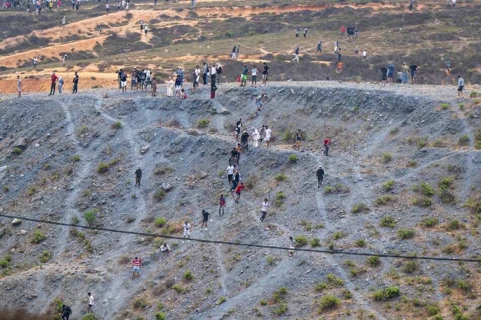 Auf marokkanischer Seite der Grenze haben sich am Samstag Menschen auf Hügeln versammelt. Von dort aus wollten sie die Grenze nach Spanien überqueren. (Archivbild)