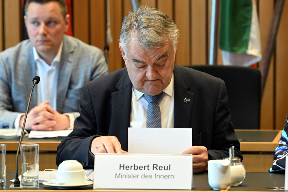 NRW-Innenminister Herbert Reul (70, CDU) hat sich in einer Sondersitzung Details bekannt gegeben.