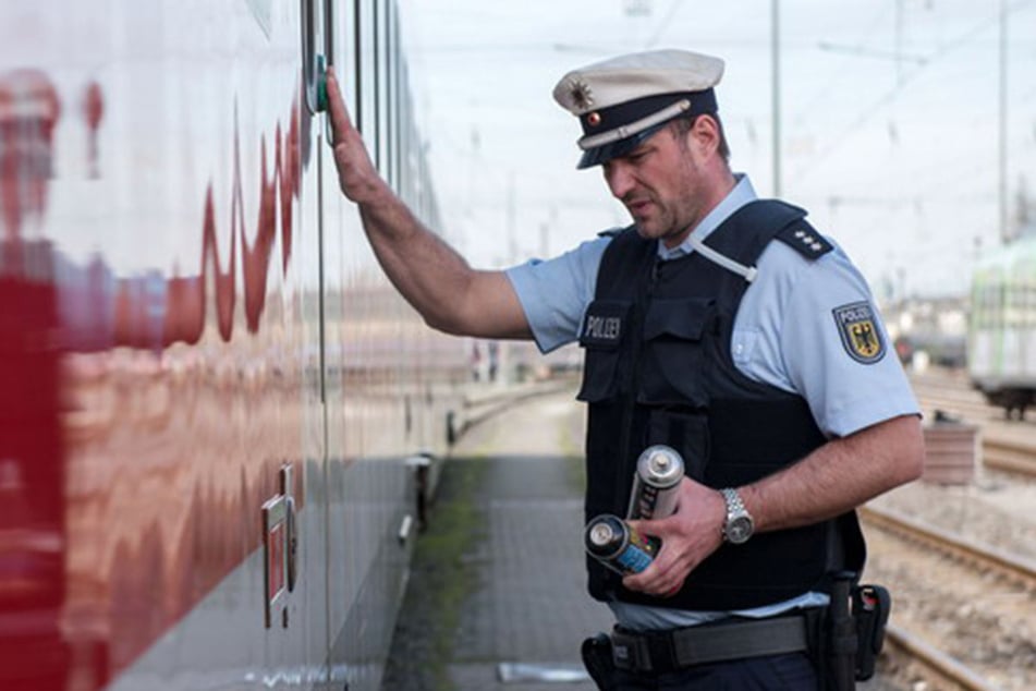 Drei Männer sollen in Petershausen eine abgestellte S-Bahn auf rund 40 Quadratmetern mit Graffiti besprüht haben. Zwei Verdächtige wurden von der Polizei gefasst. (Symbolfoto)