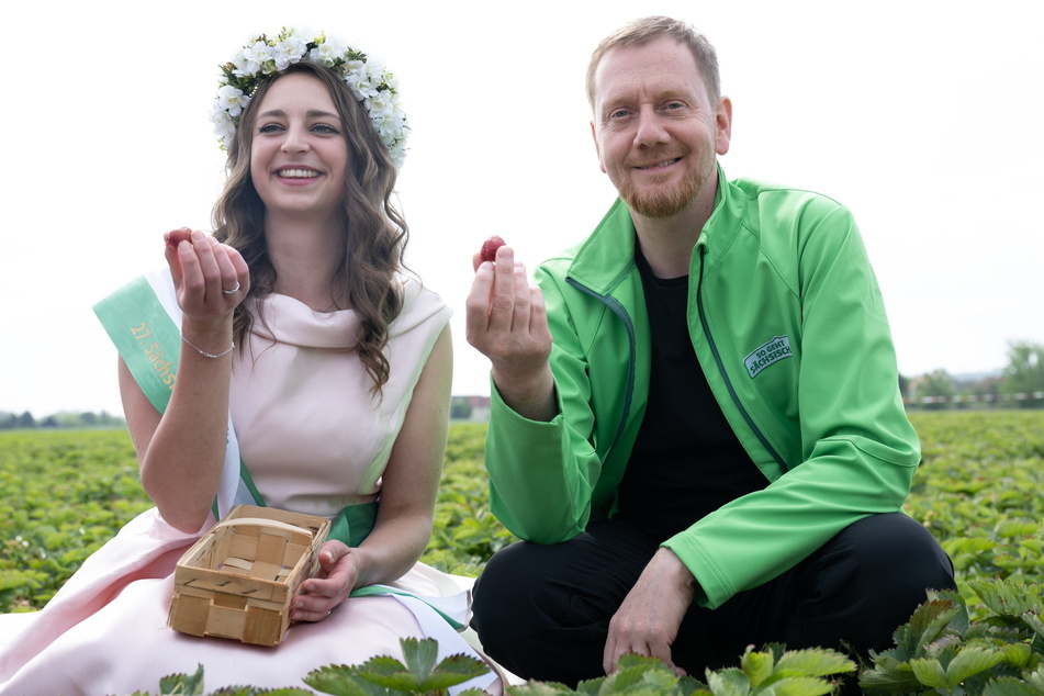 Ei, gugge da: Sachsens MP Michael Kretschmer (48, CDU) kam auch zur Eröffnung der Erdbeersaison und posierte mit Blütenkönigin Antonia Mercedes Kirschner (25).