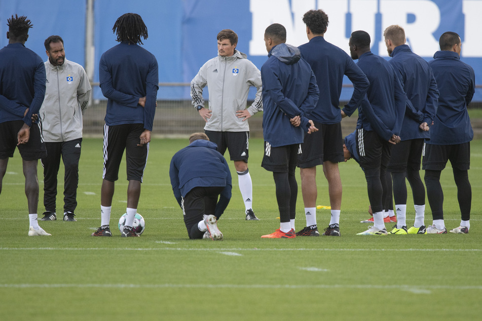 HSV-Trainer Daniel Thioune (2. v.l) spricht mit seinem Team auf dem Trainingsplatz neben dem Volksparkstadion.