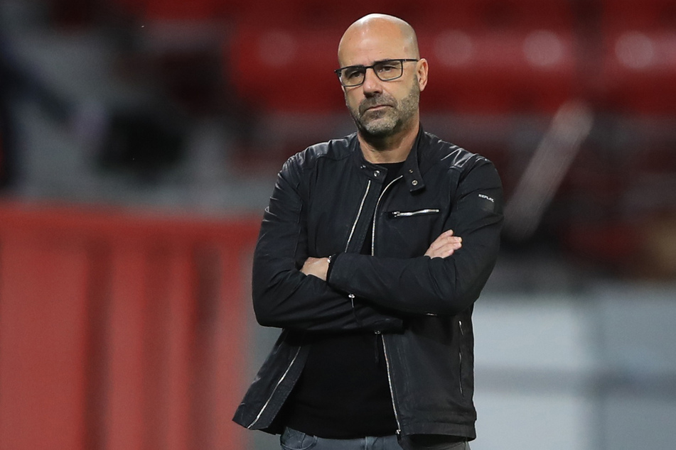 Bayer Leverkusens Trainer Peter Bosz (56) ist nicht zufrieden mit dem Kantersieg seines Ex-Vereins Ajax Amsterdam.