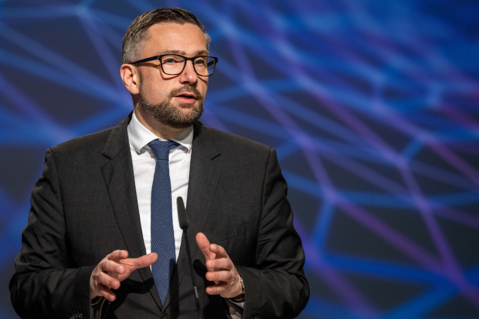 Sachsens Verkehrsminister Martin Dulig (49, SPD) ist dran.