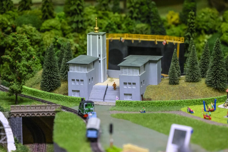 Direkt vor der Miniatur-Küchwaldbühne dampft die Eisenbahn vorbei.