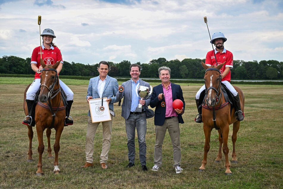 Su corazón late por el deporte del polo (de izquierda a derecha): la entrenadora Cilia Richter-Funk (30), los organizadores Gerd Göbelbecker y Matteo Böhme, el organizador Thomas Strunck y el jugador de polo Johan Funk-Gallardo.