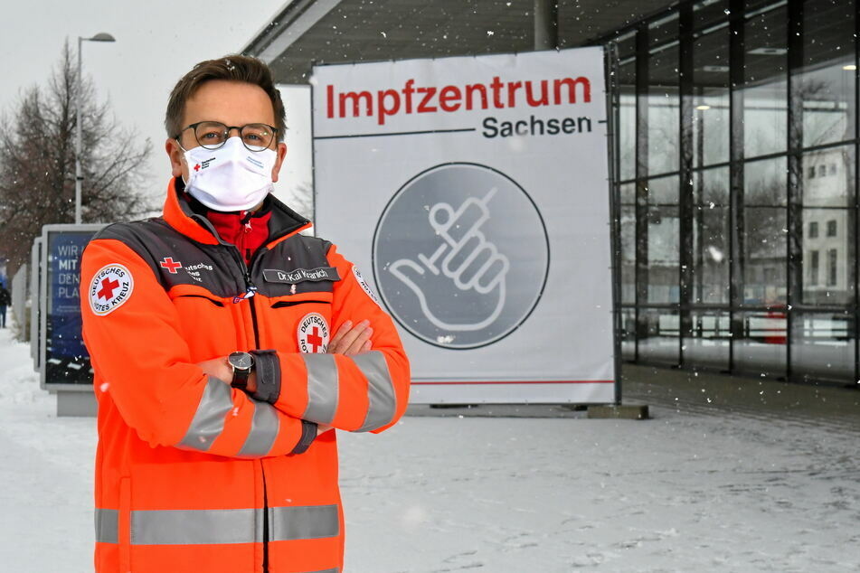 DRK-Sprecher Dr. Kai Kranich vor dem Dresdner Impfzentrum auf der Messe. Dieses ist seit Januar im Betrieb.