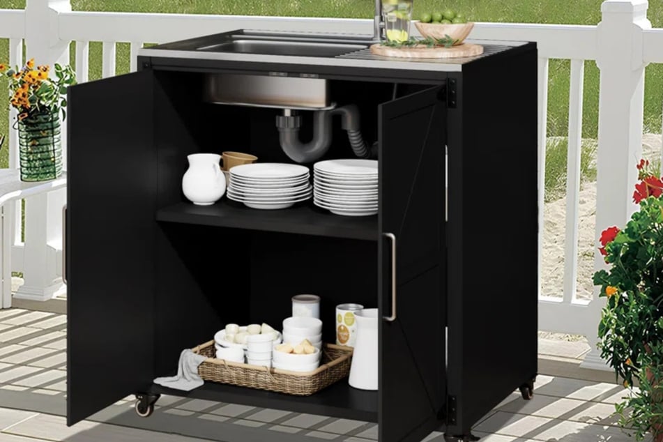 This movable kitchen sink can be used outdoors! Perfect for your next BBQ