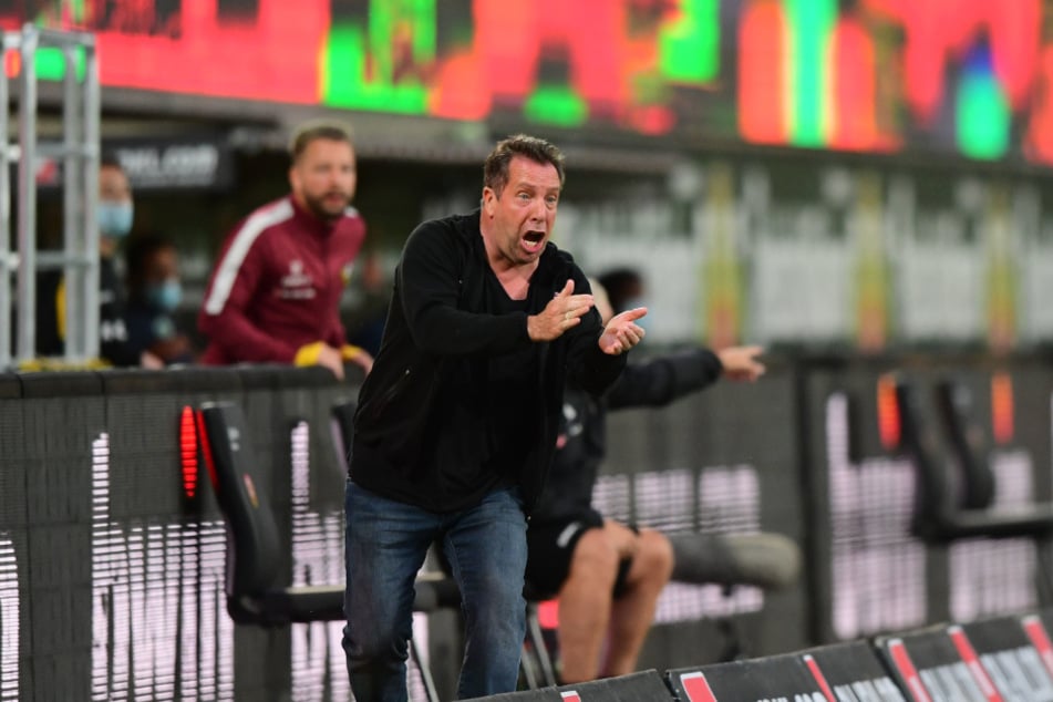 Markus Kauczinski in seiner Coachingzone. Er peitscht wieder einmal sein Team nach vorn.