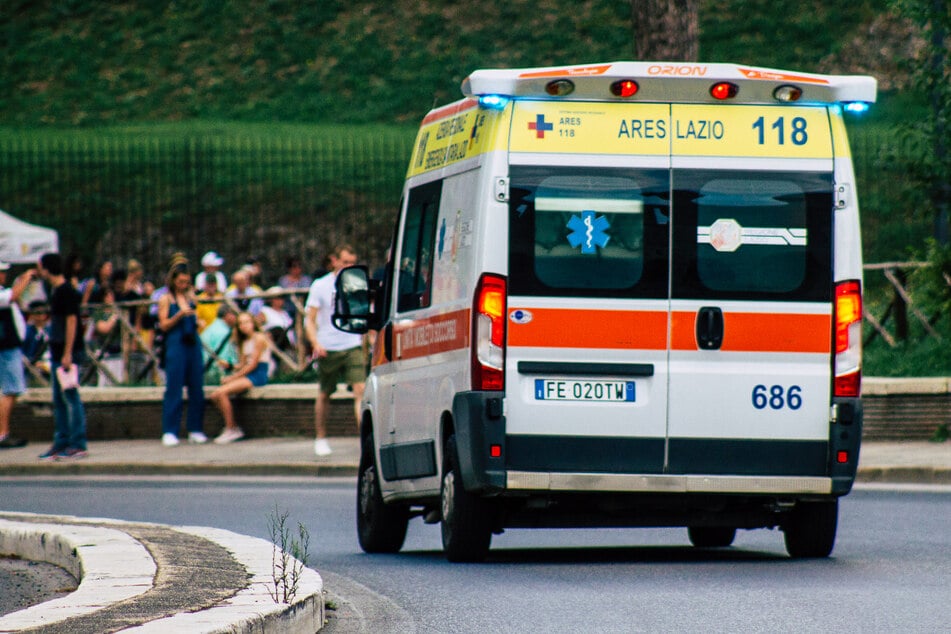 Der 28-jährige Fahrer eines Rettungswagens sieht sich mit einer ganzen Reihe von unangenehmen Fragen konfrontiert.