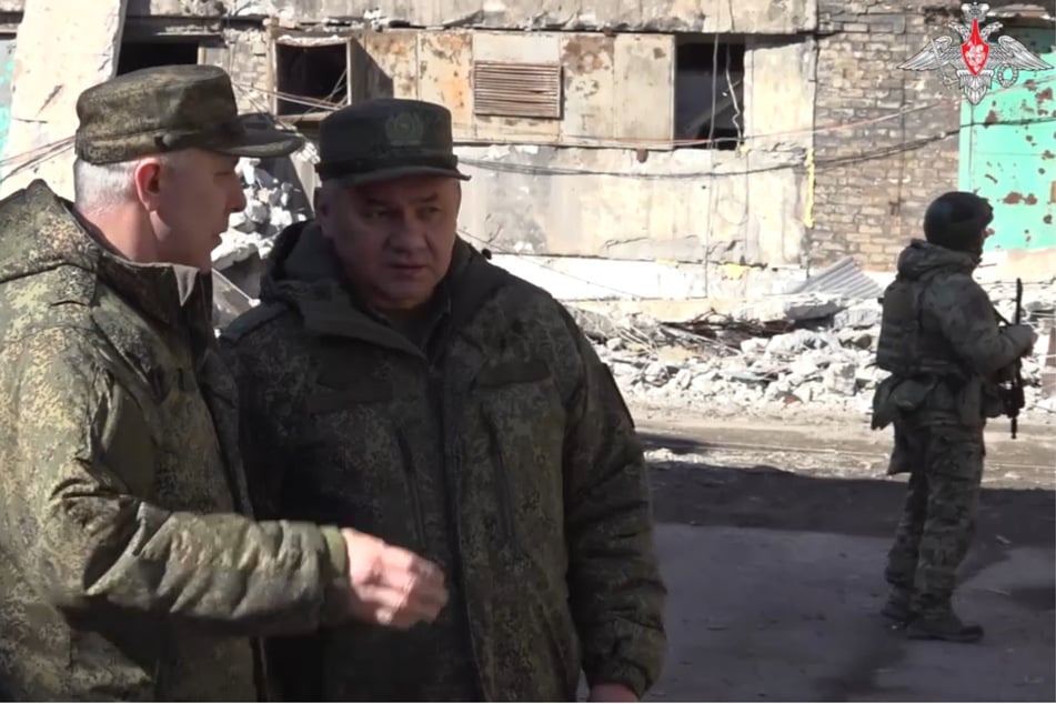 Der russische Verteidigungsminister Sergej Schoigu (67, Mitte) lässt sich die Zerstörungen zeigen, die seine Soldaten in der Ostukraine angerichtet haben.