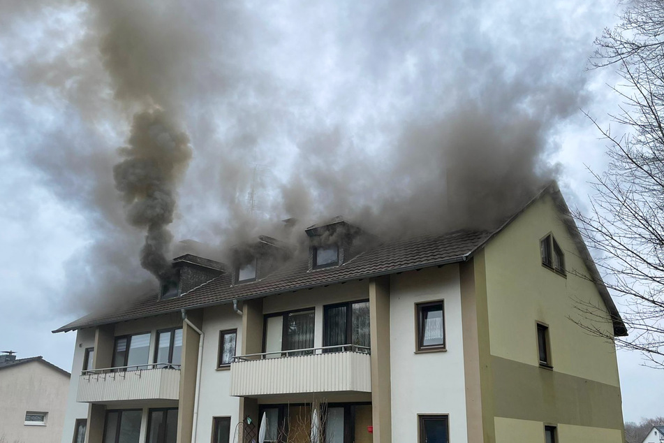 In einer Wohnung im Obergeschoss war es zu dem Feuer gekommen. Dichter Brandrauch suchte sich den Weg nach draußen.
