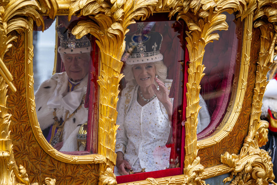 König Charles III. (74, l.) und seine Frau Camilla (75, r.) auf dem Weg zur Westminster Abbey. Offenbar verursachte eine Verzögerung schlechte Laune...