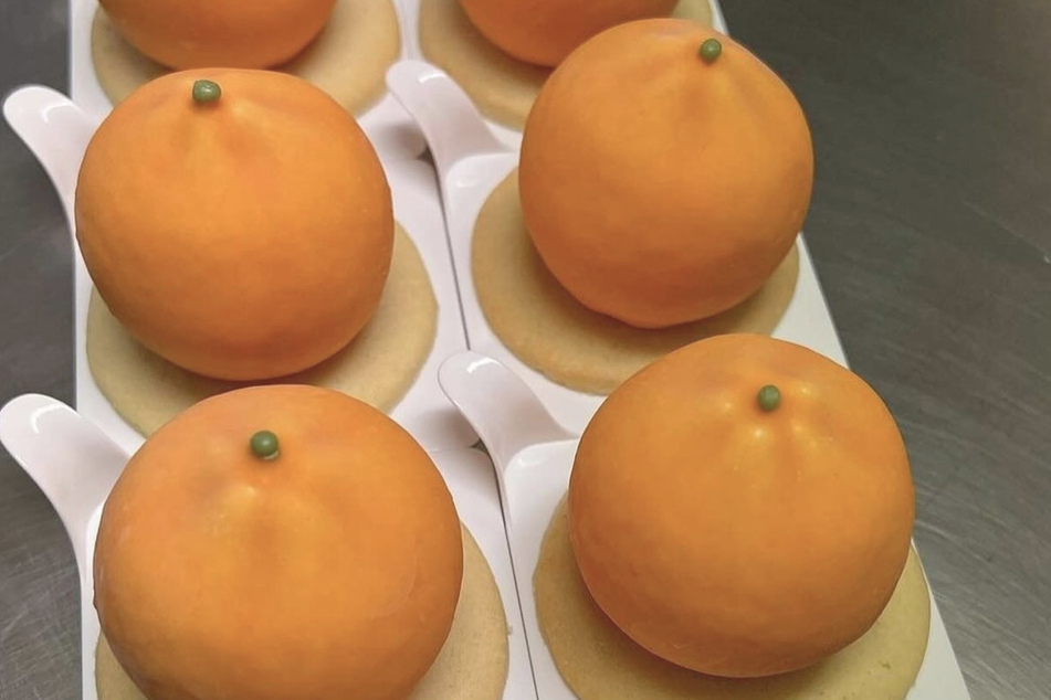 Ein Törtchen in Form einer Mandarine wird als Dessert in der Champagner Lounge serviert.