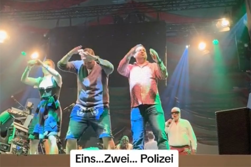 Ein, zwei, drei, hoch die Hände: So feierwütig präsentierten sich die Polizisten ihrem begeisterten Stuttgarter Publikum.