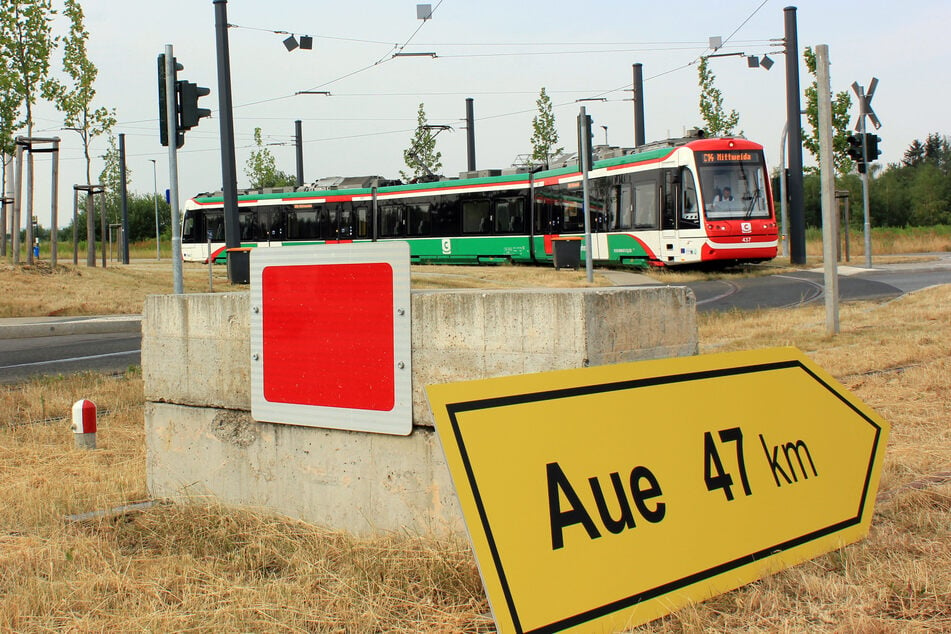 Die Citybahn ändert am Festwochenende ihre Fahrpläne. Am Chemnitzer Bahnhof helfen Mitarbeiter des Unternehmens Festbesuchern den richtigen Zug zu finden. (Archivbild)