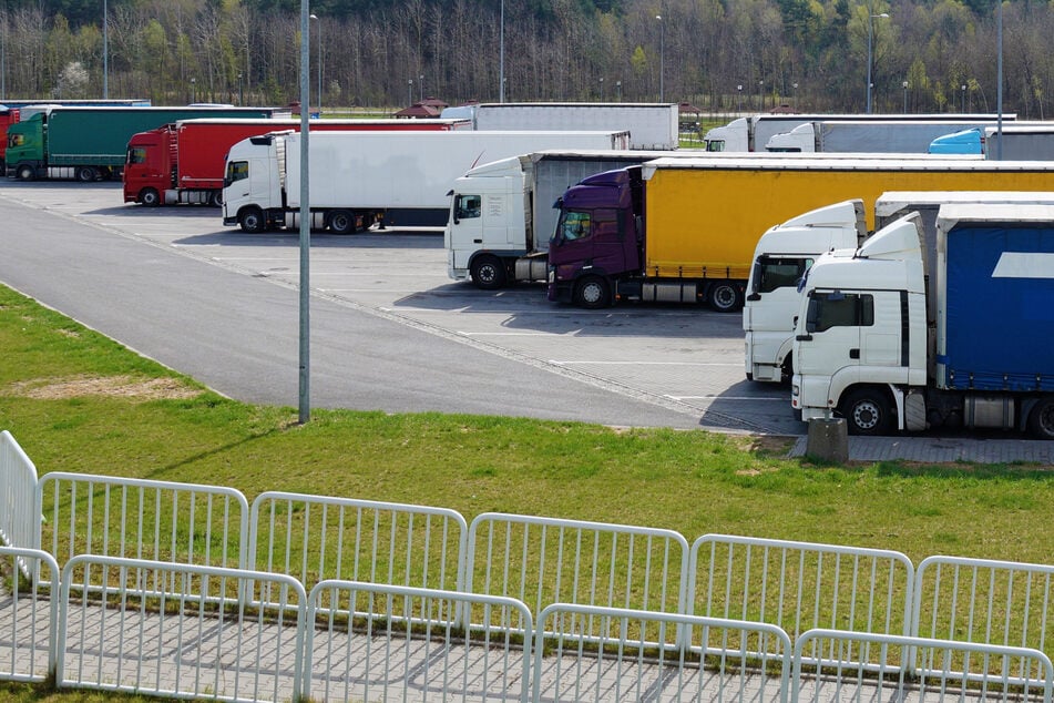 Betrunkener Lkw-Fahrer verwüstet Autobahn-Parkplatz
