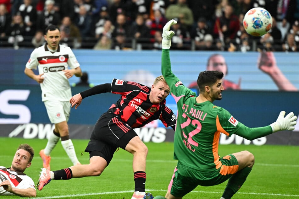 Der FC St. Pauli muss gegen Eintracht Frankfurt vor allem auf Jonathan Burkardt (25, M.) aufpassen, der im Hinspiel doppelt traf.