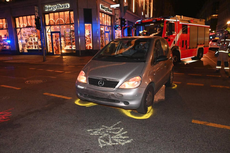 Ein Mercedes soll dem Chevrolet an der Kreuzung Friedrichstraße/Leipziger Straße die Vorfahrt genommen haben.