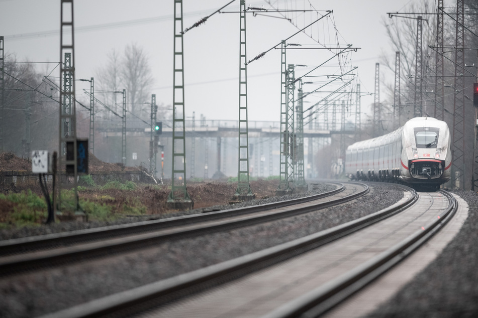 Stein auf Gleise gelegt: Polizeieinsatz auf Strecke zwischen Düsseldorf und Duisburg beendet