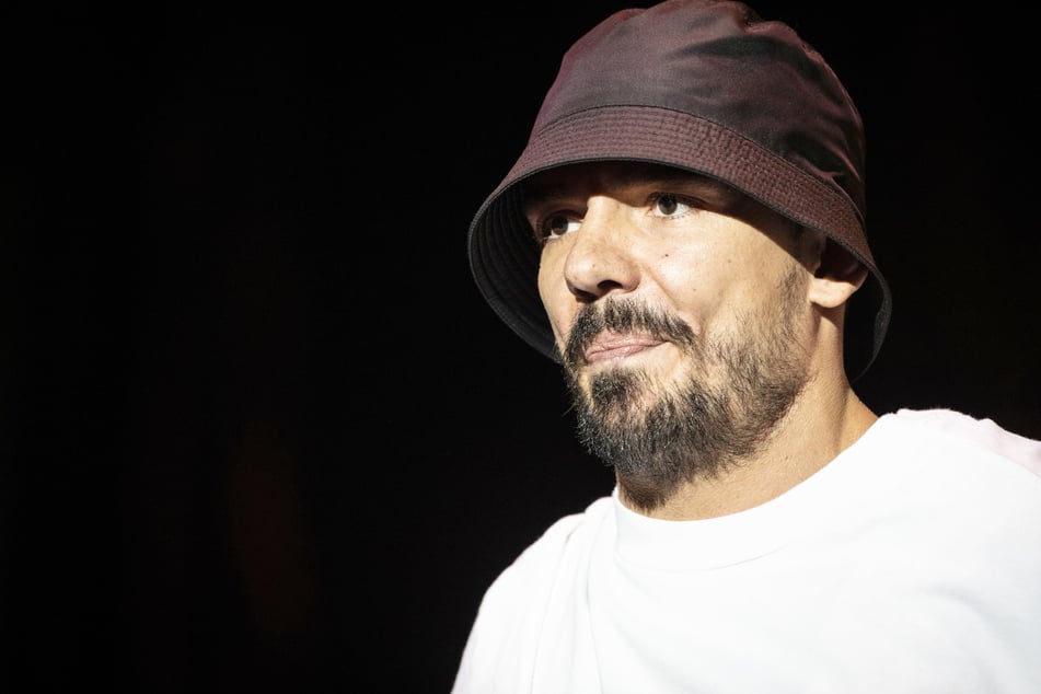 Capital Bra (31) filmte die Fahrt ins Krankenhaus und auch aus dem Krankenbett.