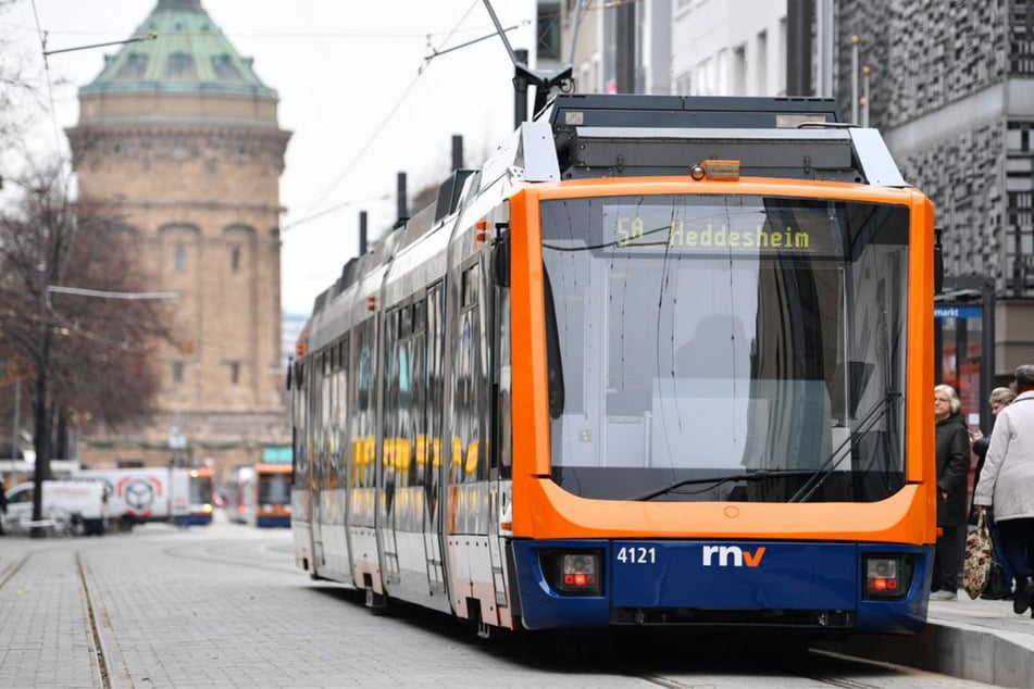 Der Straßenbahn-Fahrer konnte die Kollision nicht mehr verhindern. (Symbolbild)
