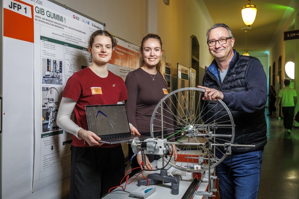 Mit ihrem Projekt "Gib Gummi" gewannen Frieda Janosch (links) und Miriam Raatz (beide 16) im Forschungsbereich Physik. Bildungsbürgermeister Jan Donhauser (56, CDU) gratulierte.