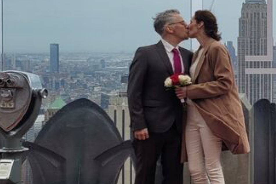 Frischvermähltes Ehepaar gibt sich Ja-Wort in New York, dann sorgt der Brautstrauß für Trubel