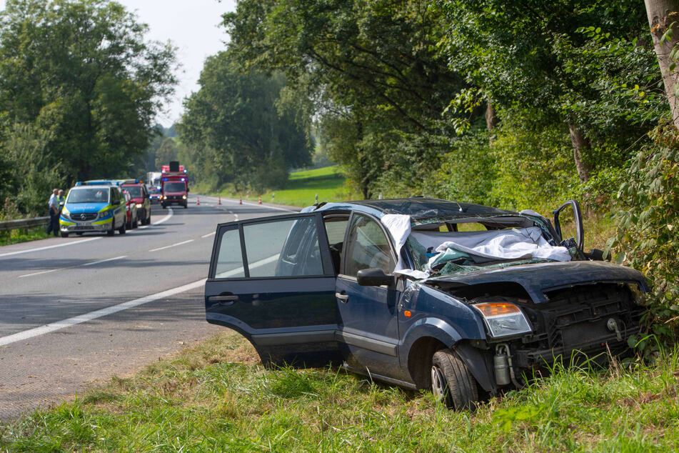 Autofahrerin fährt gegen Baum und wird schwer verletzt