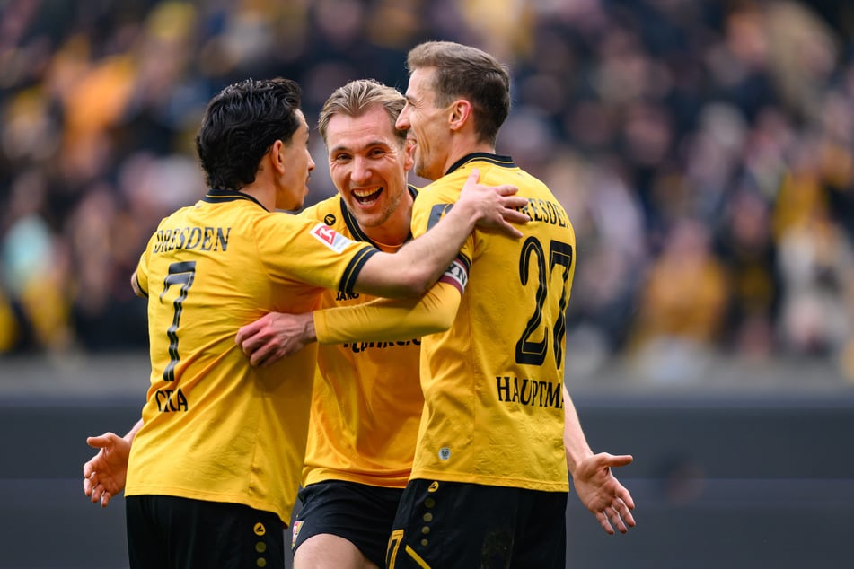 Dynamos Jason Ceka (26), Vincent Vermeij (31) sowie Niklas Hauptmann (29, v.l.n.r.) bejubeln das 3:0.