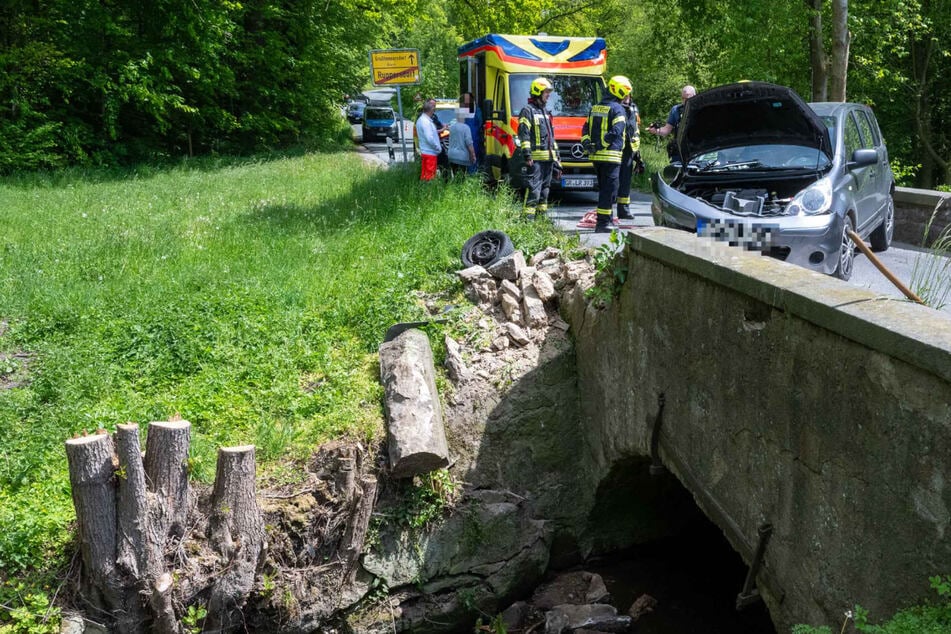 Senior kracht mit Auto gegen historische Brücke: Ortseingang dicht, Einsturzgefahr!