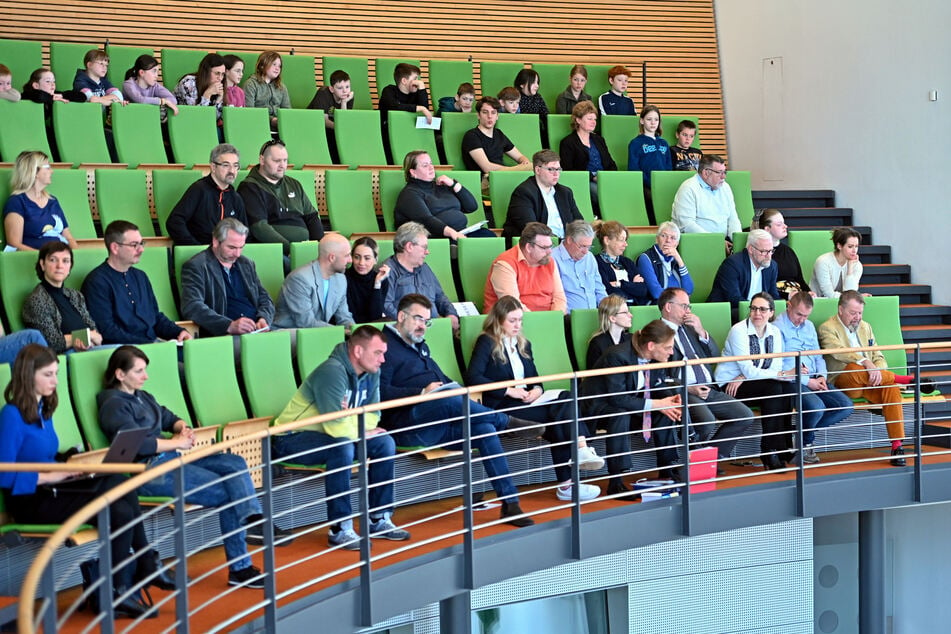 Blick auf die gut besuchte Besuchertribüne zu Beginn der öffentlichen Sitzung im Landtag.