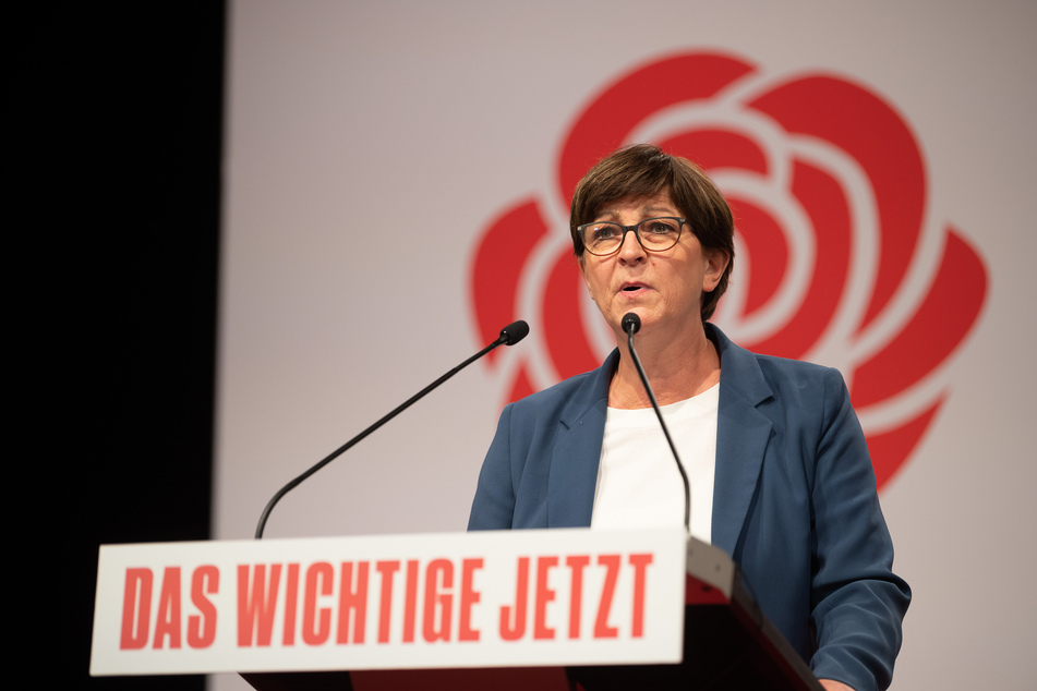 Vor dem Corona-Spitzengespräch am Mittwoch fordert SPD-Chefin Saskia Esken (59) eine Entlastung der Schulen durch Wechselunterricht - also Klassenteilung und abwechselndes Lernen zu Hause und in der Schule.