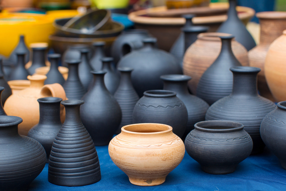 Auf der Hauptstraße gibt es auch heute Keramik zu kaufen.