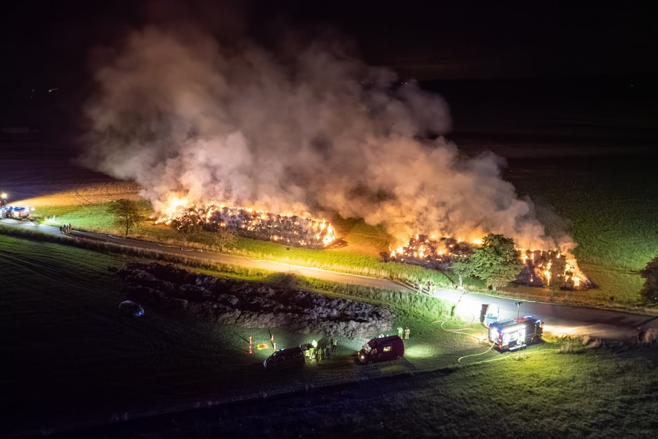 Feuer-Inferno mitten in der Nacht! In Erlau (Landkreis Mittelsachsen) fackelten Hunderte Strohballen ab. Die Polizei ermittelt zur Brandursache.