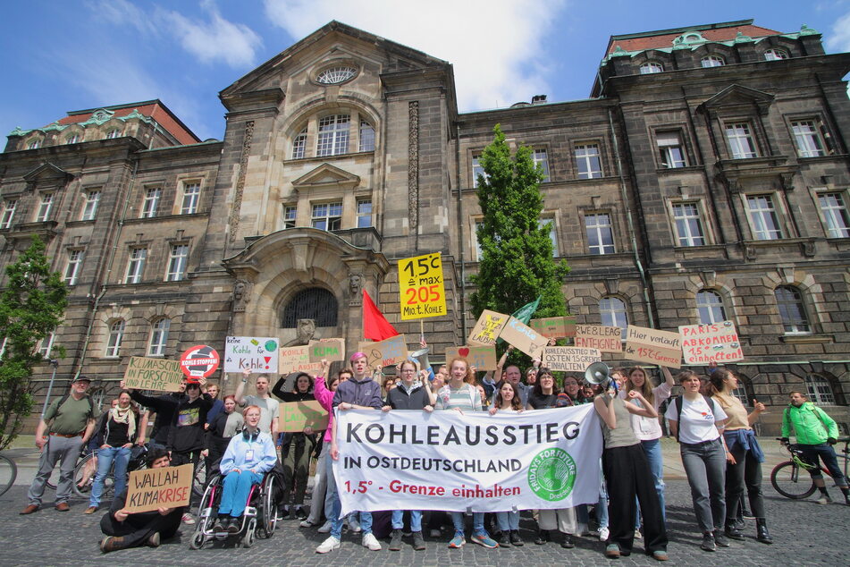 Rund 60 Teilnehmer waren am Freitag vor der Staatskanzlei.