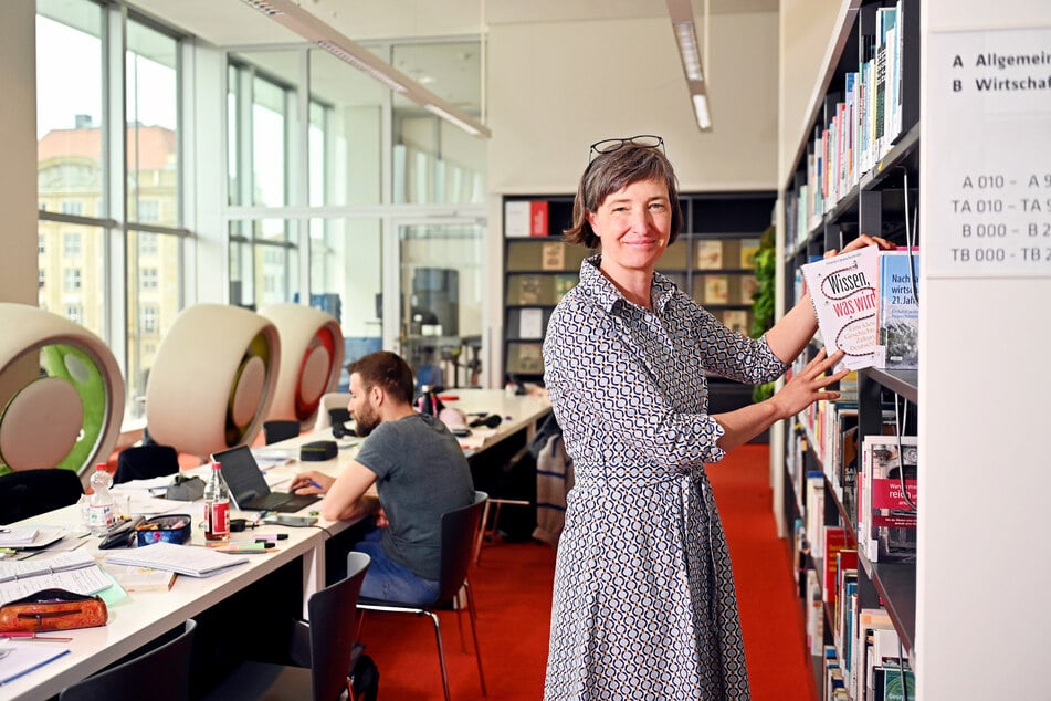 "Über die Attraktivität einer Bibliothek entscheidet das Buchregal", sagt Direktorin Marit Kunis-Michel (49).