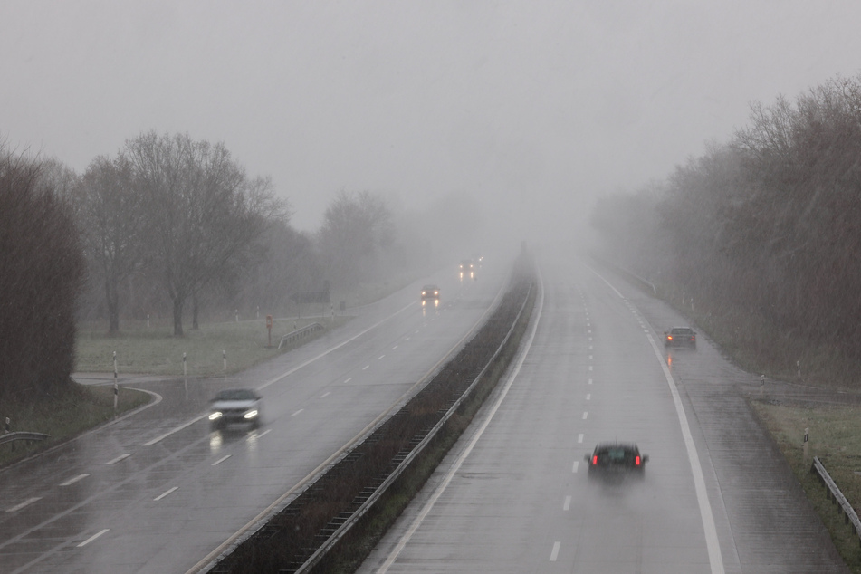 Sturm, Regen und schlechte Sicht können den Verkehr erheblich gefährden. (Archivbild)