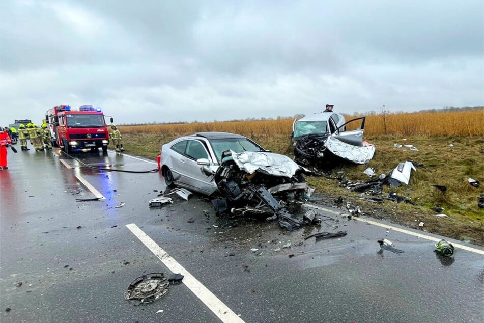 Vier Menschen wurden in diesen zwei völlig zerstörten Autos verletzt.