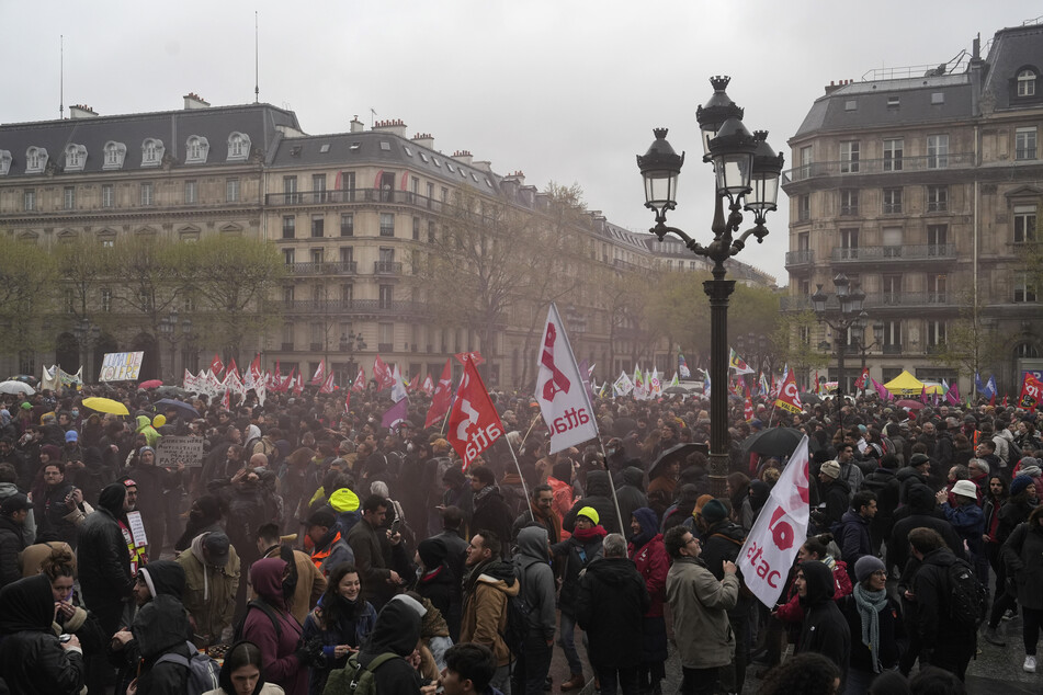 In Frankreichs Hauptstadt lehnten sich Menschen gegen die umstrittene Rentenreform auf.